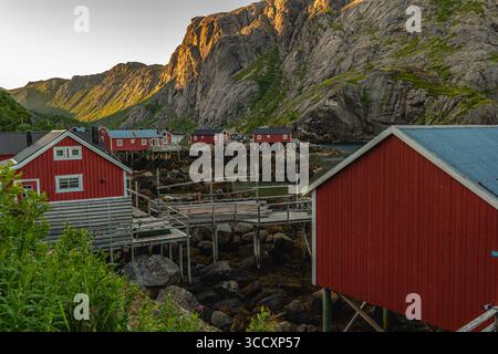 Nusfjord, ein kleines Fischerdorf auf den Lofoten-Inseln, von der UNESCO als Pilotprojekt zur Erhaltung der traditionellen norwegischen Architektur anerkannt Stockfoto