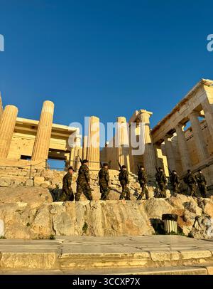 Das griechische Militär führt bei Sonnenuntergang eine Zeremonie durch, um das Innere der Akropolis zu besichtigen und die Flagge zu bewachen, eine wichtige kulturelle Tradition. Stockfoto