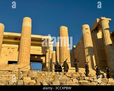 Das griechische Militär führt bei Sonnenuntergang eine Zeremonie durch, um das Innere der Akropolis zu besichtigen und die Flagge zu bewachen, eine wichtige kulturelle Tradition. Stockfoto