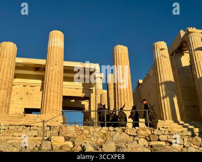 Das griechische Militär führt bei Sonnenuntergang eine Zeremonie durch, um das Innere der Akropolis zu besichtigen und die Flagge zu bewachen, eine wichtige kulturelle Tradition. Stockfoto