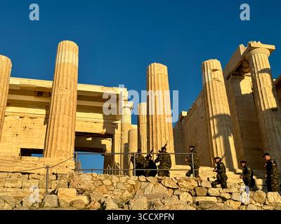Das griechische Militär führt bei Sonnenuntergang eine Zeremonie durch, um das Innere der Akropolis zu besichtigen und die Flagge zu bewachen, eine wichtige kulturelle Tradition. Stockfoto