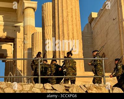 Das griechische Militär führt bei Sonnenuntergang eine Zeremonie durch, um das Innere der Akropolis zu besichtigen und die Flagge zu bewachen, eine wichtige kulturelle Tradition. Stockfoto