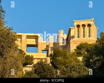 Die Akropolis in Athen, beleuchtet von der goldenen Stunde Sonnenuntergang, mit dem Parthenon und anderen antiken Ruinen deutlich sichtbar. Stockfoto