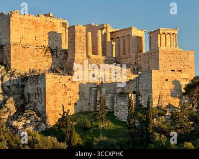 Die Akropolis in Athen, beleuchtet von der goldenen Stunde Sonnenuntergang, mit dem Parthenon und anderen antiken Ruinen deutlich sichtbar. Stockfoto