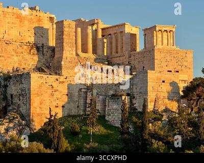Das griechische Militär führt bei Sonnenuntergang eine Zeremonie durch, um das Innere der Akropolis zu besichtigen und die Flagge zu bewachen, eine wichtige kulturelle Tradition. Stockfoto