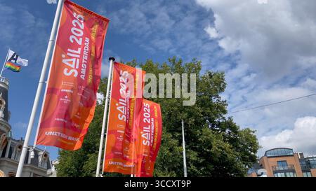 Amsterdam Niederlande 10. August 2025 Banner flattern im Wind für das bevorstehende Sail 2025 Tall Ships Event. Stockfoto