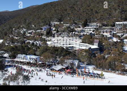 thredbo Dorf mit Skifahrern und Snowboardern Stockfoto