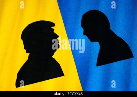 WIEN, ÖSTERREICH, 12. AUGUST 2025: Donald Trump und Wladimir Putin Gipfeltreffen über die Ukraine in Alaska. Diskussion über Krieg und Zukunft. Papierschnitt auf Lager Stockfoto