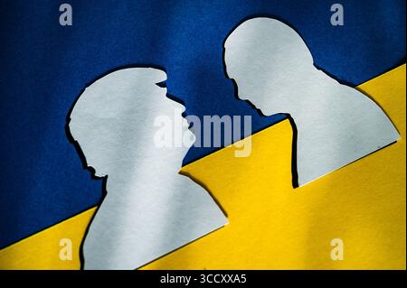 WIEN, ÖSTERREICH, 12. AUGUST 2025: Donald Trump und Wladimir Putin Gipfeltreffen über die Ukraine in Alaska. Diskussion über Krieg und Zukunft. Papierschnitt auf Lager Stockfoto