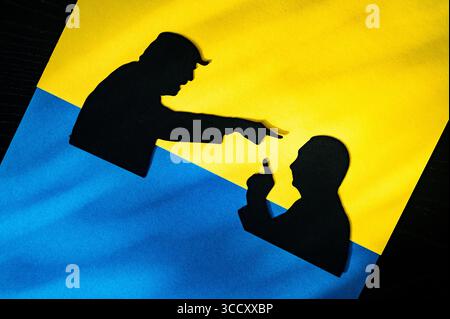 WIEN, ÖSTERREICH, 12. AUGUST 2025: Donald Trump und Wladimir Putin Ukraine-Kriegsgipfel auf der Suche nach Waffenstillstand nach russischer Militäranpassung – Papercut S Stockfoto