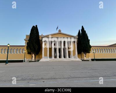 Zappeion, ein neoklassizistisches Gebäude und historisches Wahrzeichen in Athen, Griechenland, mit einer großen Säulenfassade. Stockfoto