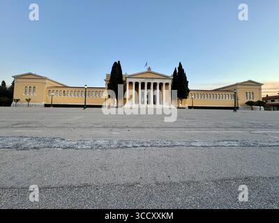 Zappeion, ein neoklassizistisches Gebäude und historisches Wahrzeichen in Athen, Griechenland, mit einer großen Säulenfassade. Stockfoto