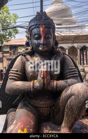 Nahaufnahme einer tibetisch-buddhistischen Männergottheit als Steinstatue, die Schutz und Zerstörung bösartiger Geister symbolisiert. Stockfoto
