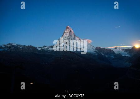 Malerischer Blick auf das Matterhorn mit Mondschein und Seilbahn zwischen den Schweizer Alpen in der Schweiz Stockfoto