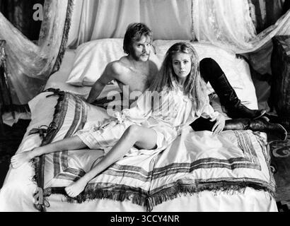 8. November 2022: Malcolm McDowell, Britt Ekland, am Set des britischen Films, „Royal Flash“, 20th Century-Fox, 1975 (Bild: © JT Vintage/Glasshouse Via ZUMA Press Wire) Stockfoto