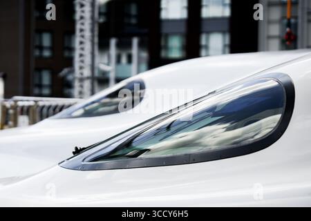 Die Front von zwei Tokaido shinkansen-Hochgeschwindigkeitszügen in Japan. Stockfoto