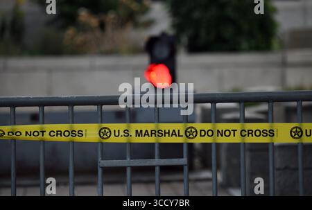 3. August 2023, Washington DC, USA: Der ehemalige Präsident Donald Trump nimmt am 3. August 2023 an seiner Anklageerhebung im E. Barrett Prettyman Courthouse in Washington DC Teil. Er wird wegen seiner Rolle beim Aufstand im US-Kapitol am 6. Januar angeklagt und vermeintliche Versuche, die Präsidentschaftswahlen 2020 zu untergraben. Das Gericht steht im Schatten des Kapitolgebäudes, während Aktivisten auf beiden Seiten demonstrieren. (Bild: © Carol Guzy/ZUMA Press Wire) Stockfoto