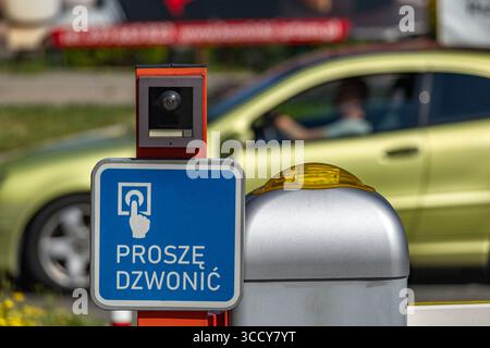 Eingangstor zum Flughafen, bewachter Parkplatz, Videoüberwachung am Eingang zum Parkplatz, Ticketautomat Stockfoto
