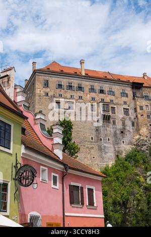 Häuser und Schloss in Ceský Krumlov, Tschechien Stockfoto
