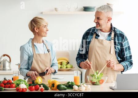 Freizeit zusammen, Mittagessen für die Familie vorbereiten und Spaß haben Stockfoto