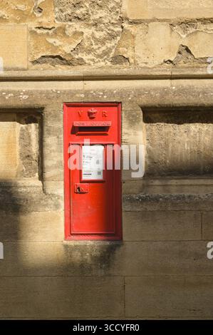 Royal Mail Briefkasten in der alten Steinmauer Oxford England UK Stockfoto