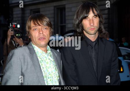 Bobby Gillespie und Gary 'Mani' Mounfield von Primal Scream bei den GQ Men of the Year Awards, die am 2. September 2008 im Royal Opera House in Covent Garden, London, verliehen wurden Stockfoto