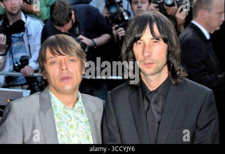 Bobby Gillespie und Gary 'Mani' Mounfield von Primal Scream bei den GQ Men of the Year Awards, die am 2. September 2008 im Royal Opera House in Covent Garden, London, verliehen wurden Stockfoto