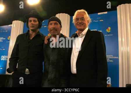 Jack White von den White Stripes, The Edge of U2 und Jimmy Page von LED Zeppelin auf der Pressekonferenz für „IT May Get Loud“ während des Toronto International Film Festivals 2008 in Kanada am 6. September 2008 Stockfoto