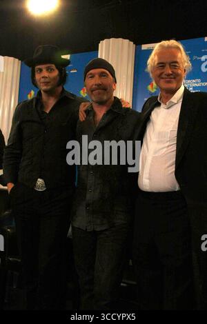 Jack White von den White Stripes, The Edge of U2 und Jimmy Page von LED Zeppelin auf der Pressekonferenz für „IT May Get Loud“ während des Toronto International Film Festivals 2008 in Kanada am 6. September 2008 Stockfoto