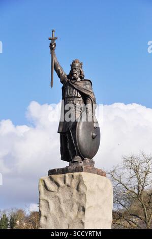 Die Statue von Alfred dem Großen befindet sich am Broadway im Zentrum von Winchester und wurde 1901 als Teil der Feierlichkeiten des Jahrtausends errichtet Stockfoto