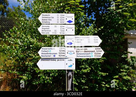 Wegweiser für Wanderwege in Forbach, Schwarzwald, Deutschland mit Wegbeschreibungen und Entfernungen zu nahe gelegenen Zielen Stockfoto