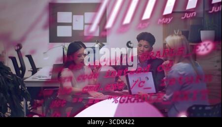 Drei Experten prüfen die Überlagerung und zeigen auf das Tortendiagramm auf dem Tablet am Konferenztisch Stockfoto