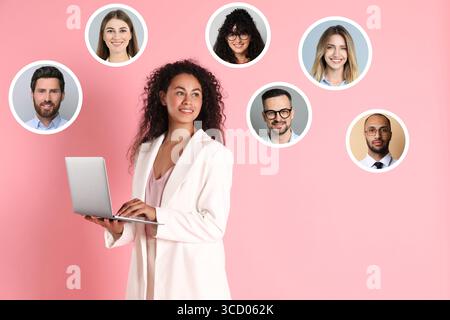 Recruiter mit Laptop auf der Suche nach einem Mitarbeiter vor rosafarbenem Hintergrund. Fotos von Kandidaten um sie herum. Personalmanagement Stockfoto