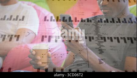 Zwei Kollegen analysieren Daten in der Lounge, trinken Kaffee und scrollen mit Analyseüberlagerungen auf dem Telefon Stockfoto