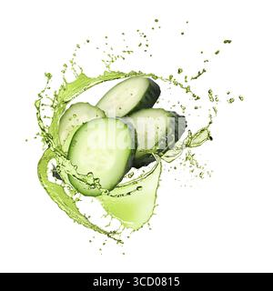 Gurkenscheiben und Spritzer vor weißem Hintergrund Stockfoto