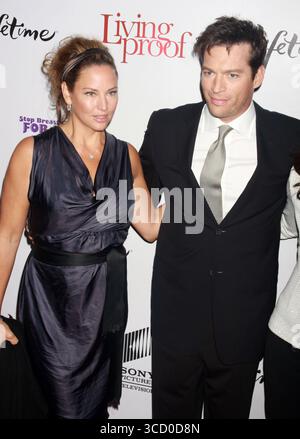 Harry Connick Jr. und seine Frau Jill Goodacre bei der Premiere von Living Proof in New York City am 24. September 2008 Stockfoto