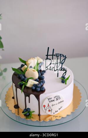 Alles Gute zum Geburtstag, lustiger Männerkuchen auf dem Tisch Stockfoto