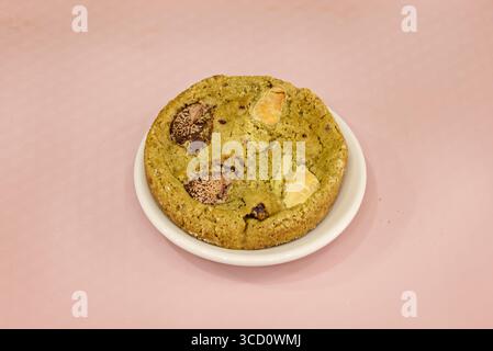 Matcha und White Chocolate Cookies: Leuchtend grüne Farbe mit dem süßen Kontrast cremiger weißer Schokoladenchips Stockfoto