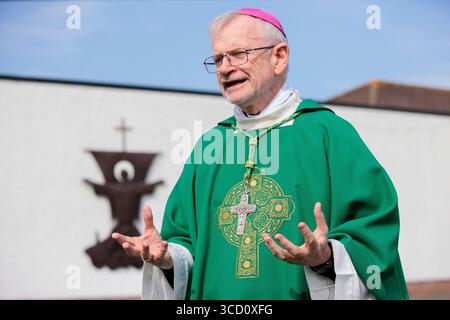 Bischof Alan McGuckian sprach mit den Medien nach einer Messe in der St. Colmcille's Church in Downpatrick, Co Down, nach dem plötzlichen Tod von Stephen Brannigan und einem Angriff auf Pfarrer John Murray in der Stadt am Sonntag. Bilddatum: Dienstag, 12. August 2025. Stockfoto