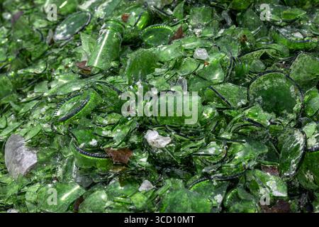 Ein großer Haufen von gebrochenem grünem Glas, das wahrscheinlich zum Recycling oder als Zuschlagstoff, z. B. für Terrazzoböden, bestimmt ist Stockfoto