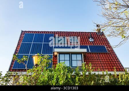 Sonnenkollektoren auf dem Dach eines Privathauses. Stockfoto