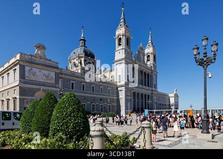 Kathedrale der Heiligen Maria des Königs der Almudena an der Plaza de la Armeria Stockfoto