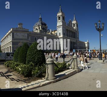 Kathedrale der Heiligen Maria des Königs der Almudena Stockfoto