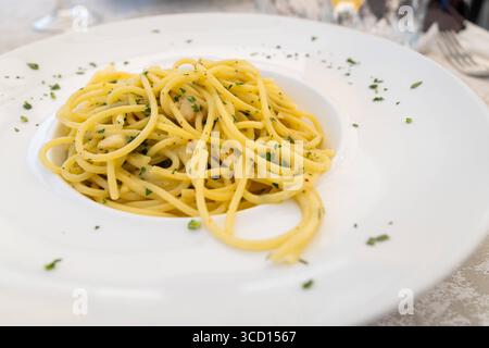 Limone, Gardasee, Italien 7. August 2025: Spaghetti aglio e olio klassische Pasta mit Knoblauch, Olivenöl und Peperoncino. *** Spaghetti aglio e olio klassische Pasta mit Knoblauch, Olivenöl und Peperoncino. Stockfoto