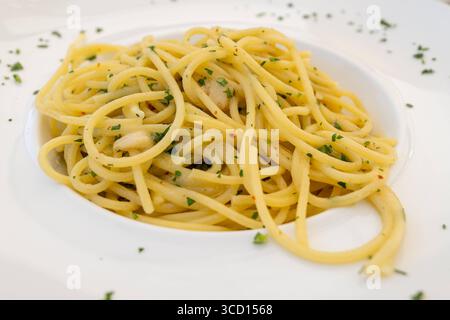 Limone, Gardasee, Italien 7. August 2025: Spaghetti aglio e olio klassische Pasta mit Knoblauch, Olivenöl und Peperoncino. *** Spaghetti aglio e olio klassische Pasta mit Knoblauch, Olivenöl und Peperoncino. Stockfoto