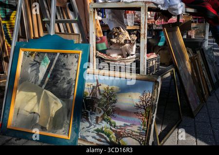 Eine Katze auf dem Flohmarkt, dem Abyssinia-Platz, Athen, Griechenland Stockfoto