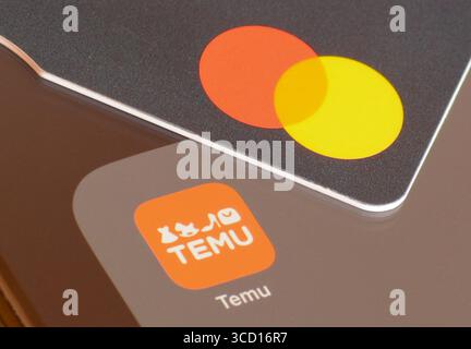 Temu Shopping-App auf einem Smartphone-Bildschirm mit Mastercard, um die Zahlung zu tätigen Stockfoto