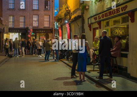 Leute, die vor dem Kehoes Pub stehen und nach der Arbeit trinken, Duke Lane Lower, Dublin, Irland Stockfoto
