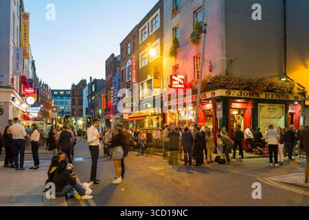 Leute, die vor dem Kehoes Pub stehen und nach der Arbeit trinken, Anne's Lane, Dublin, Irland Stockfoto