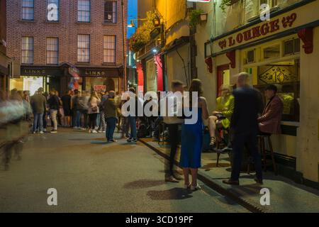 Leute, die vor dem Kehoes Pub stehen und nach der Arbeit trinken, Duke Lane Lower, Dublin, Irland Stockfoto